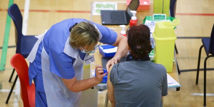 Boletim da Fiocruz mostra sucesso da vacinação contra a covid-19