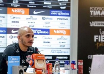 Fábio Santos revela chateação do elenco do Corinthians com críticas de Marcelinho Carioca