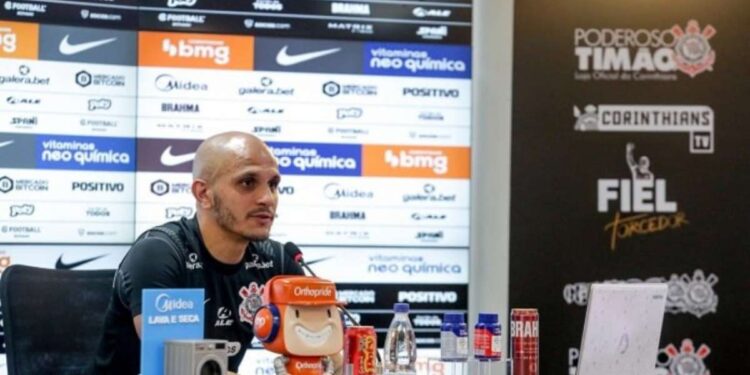 Fábio Santos revela chateação do elenco do Corinthians com críticas de Marcelinho Carioca