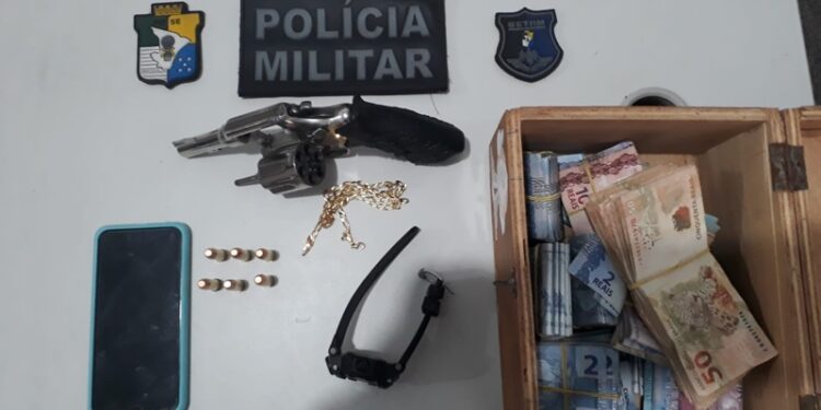 Polícia Militar prende homem por porte ilegal de arma na Farolândia