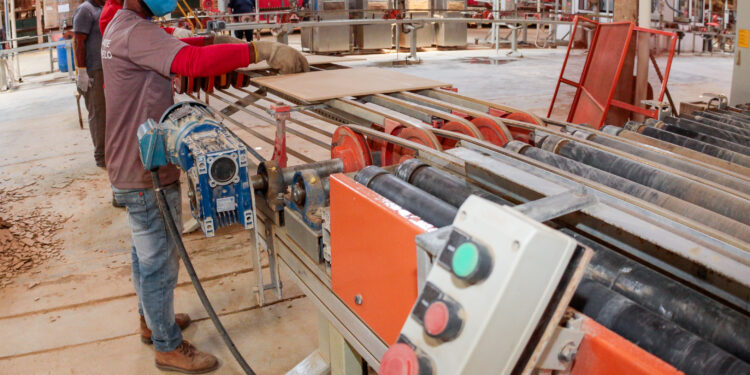 Empresa ceramista sergipana inicia vendas e retoma fábrica paralisada em Socorro