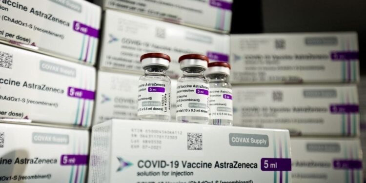 Covid-19: cai de 12 para 8 semanas prazo entre as doses da AstraZeneca