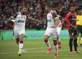 Pedro marca de pênalti no fim, e Athletico-PR e Flamengo ficam no empate