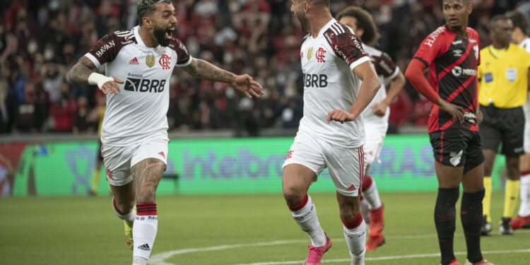 Pedro marca de pênalti no fim, e Athletico-PR e Flamengo ficam no empate