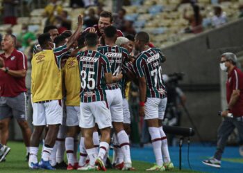 Fluminense bate o Flamengo no Maracanã e segue na briga pela Libertadores