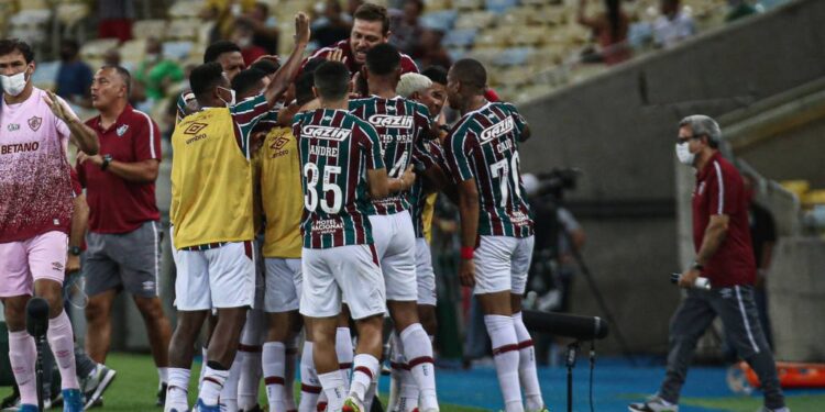 Fluminense bate o Flamengo no Maracanã e segue na briga pela Libertadores