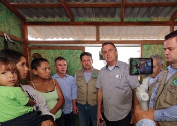 Em Roraima, presidente visita abrigo de imigrantes venezuelanos