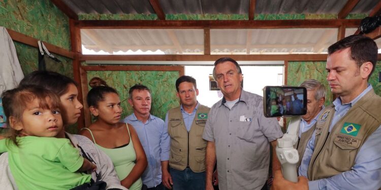 Em Roraima, presidente visita abrigo de imigrantes venezuelanos
