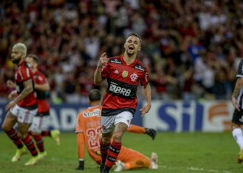 Brasileiro: Flamengo vence Atlético e mantém sonho pelo título