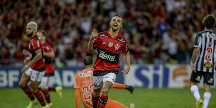Brasileiro: Flamengo vence Atlético e mantém sonho pelo título