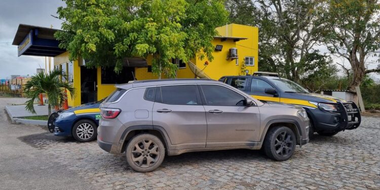 PRF recupera dois carros de passeio com registro de apropriação indébita