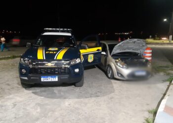 PRF recupera dois veículos roubados