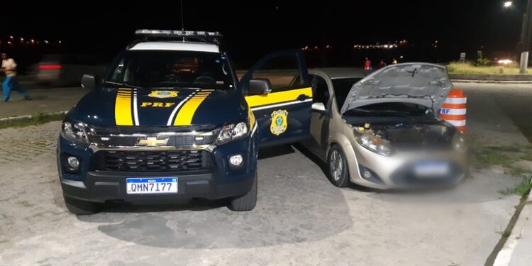 PRF recupera dois veículos roubados
