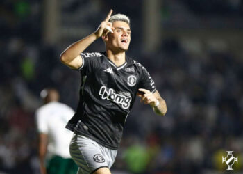 Após vitória sobre o Confiança, Gabriel Pec exalta torcida do Vasco e afirma: ‘A gente vai subir’