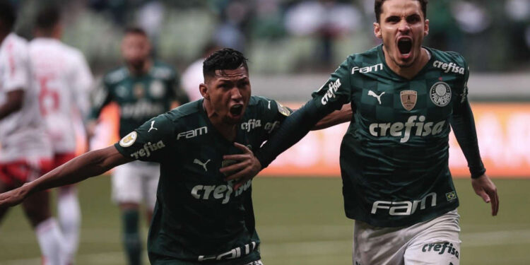 Raphael Veiga marca de pênalti, e Palmeiras volta a vencer no Campeonato Brasileiro