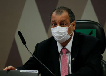 Omar Aziz expõe crise com Renan e diz que ninguém é dono da verdade para impor relatório da CPI