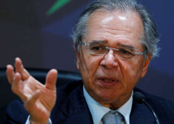 Planalto adia anúncio de Auxílio Brasil fora do teto após pressão de Guedes e reação do mercado