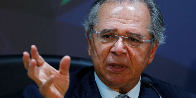 Planalto adia anúncio de Auxílio Brasil fora do teto após pressão de Guedes e reação do mercado