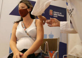 Câmara aprova que grávidas que optarem por não se vacinar voltem ao trabalho presencial