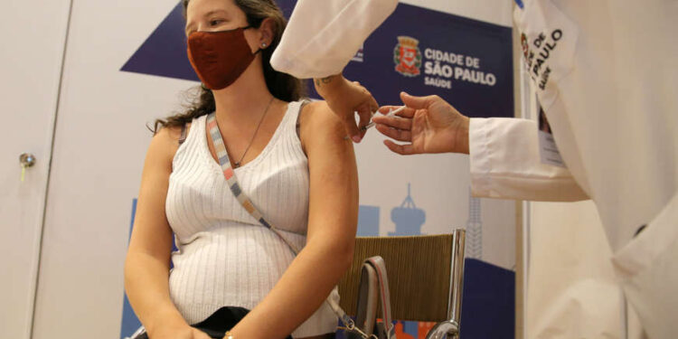 Câmara aprova que grávidas que optarem por não se vacinar voltem ao trabalho presencial