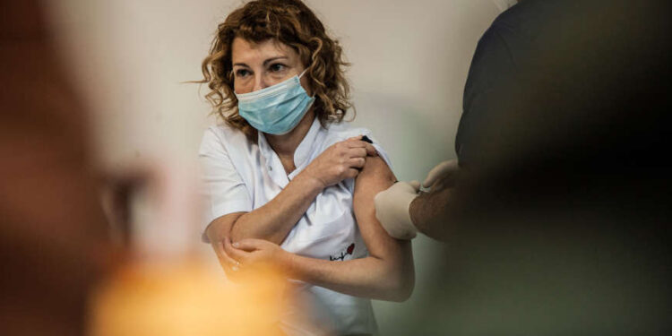 Quase 30% dos brasileiros vacinados não receberam a 2ª dose contra a covid