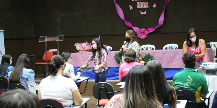 Funesa reúne trabalhadoras em ação do Outubro Rosa: “É cuidar de quem cuida”, diz coordenadora de Promoção e Prevenção