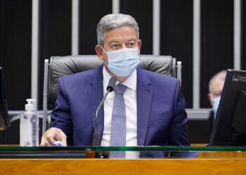 Arthur Lira responsabiliza Senado e governo Bolsonaro por crise com novo Bolsa Família