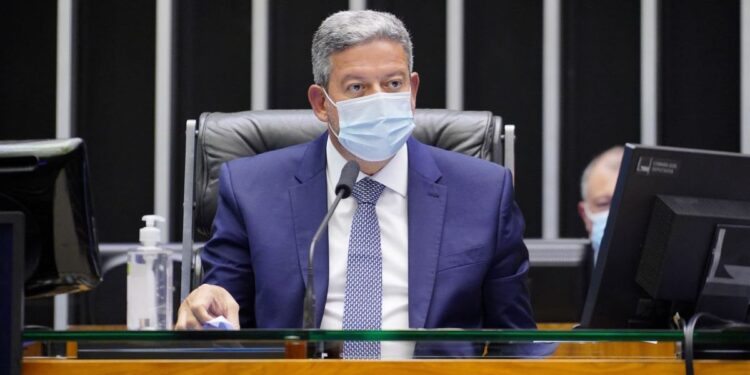 Arthur Lira responsabiliza Senado e governo Bolsonaro por crise com novo Bolsa Família