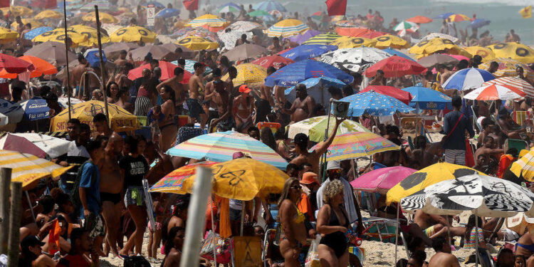 Máscara contra covid-19 deixará de ser obrigatória no Rio