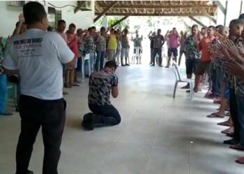 Durante visita familiar Batalhão da Restauração faz oração pela família e pela recuperação do delegado Marcelo Hercos