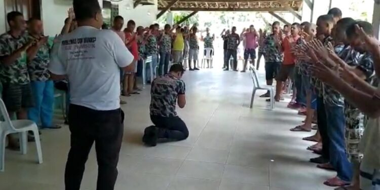 Durante visita familiar Batalhão da Restauração faz oração pela família e pela recuperação do delegado Marcelo Hercos