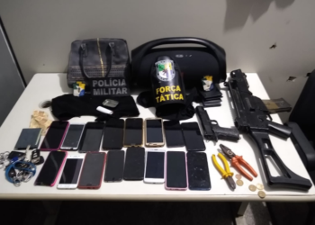 Polícia Militar apreende simulacros de armas, carro e celulares em Socorro