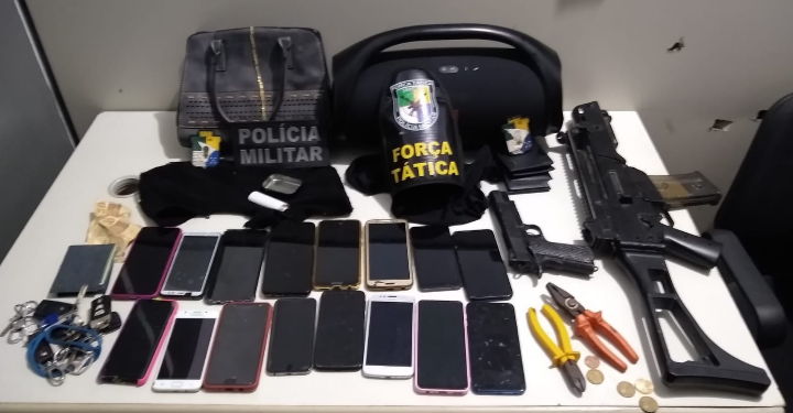 Polícia Militar apreende simulacros de armas, carro e celulares em Socorro