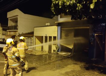 Corpo de Bombeiros combate incêndio em revenda de veículos no município de Simão Dias