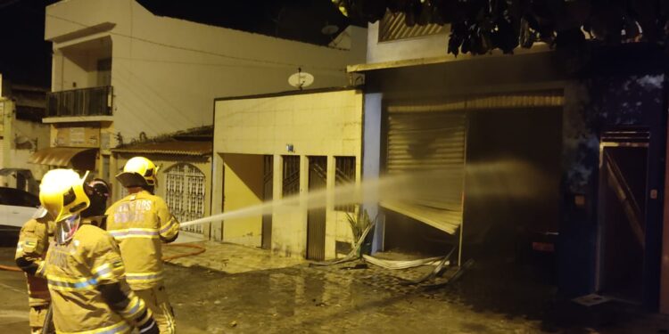 Corpo de Bombeiros combate incêndio em revenda de veículos no município de Simão Dias