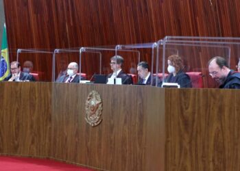 Maioria do TSE rejeita ações do PT para cassar Bolsonaro e Mourão