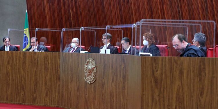 Maioria do TSE rejeita ações do PT para cassar Bolsonaro e Mourão