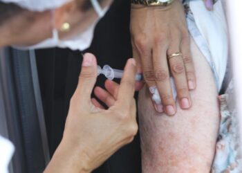 Vacinas da gripe e Covid-19 já podem ser tomadas de forma simultânea