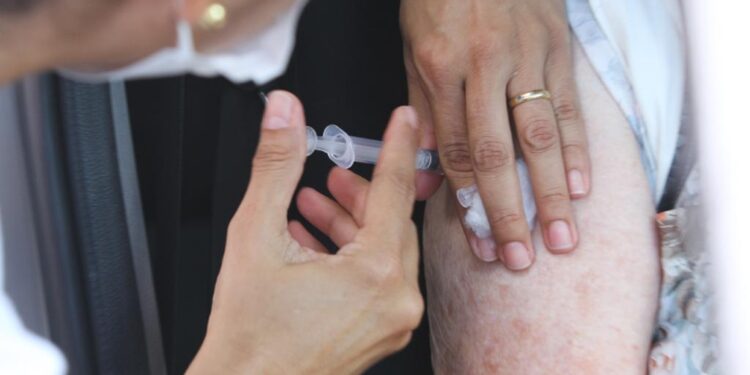 Vacinas da gripe e Covid-19 já podem ser tomadas de forma simultânea