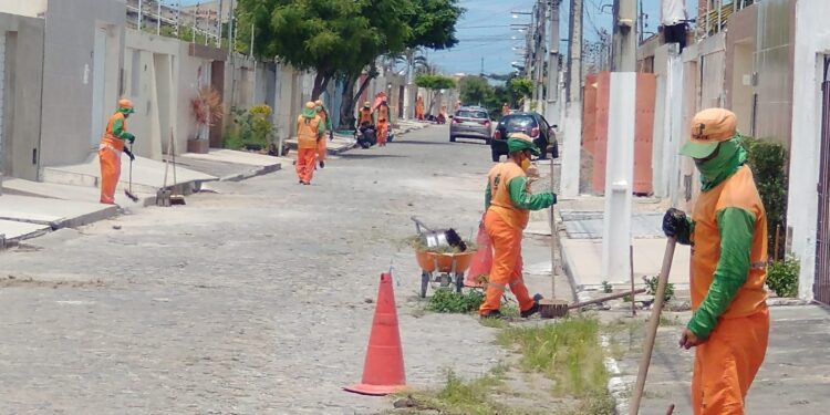 Prefeitura de Aracaju direciona mais de 100 agentes para mutirão de limpeza em loteamentos do Aruana