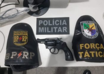 Polícia Militar prende dupla por porte ilegal de arma de fogo na Zona Sul de Aracaju
