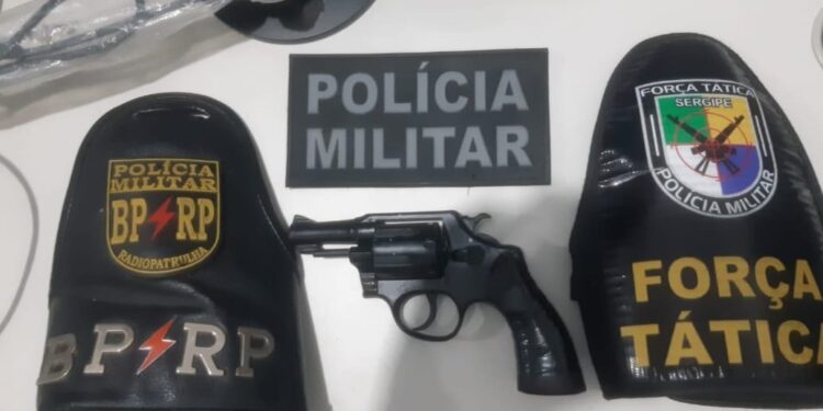 Polícia Militar prende dupla por porte ilegal de arma de fogo na Zona Sul de Aracaju