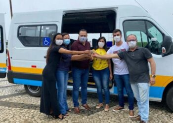 Prefeita Simone consegue duas vans para a Saúde de Riachão do Dantas