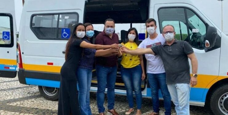 Prefeita Simone consegue duas vans para a Saúde de Riachão do Dantas