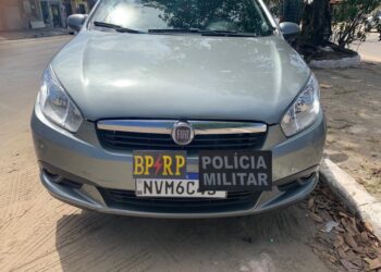 Oito pessoas são detidas em veículo roubado durante patrulhamento na Zona Norte de Aracaju