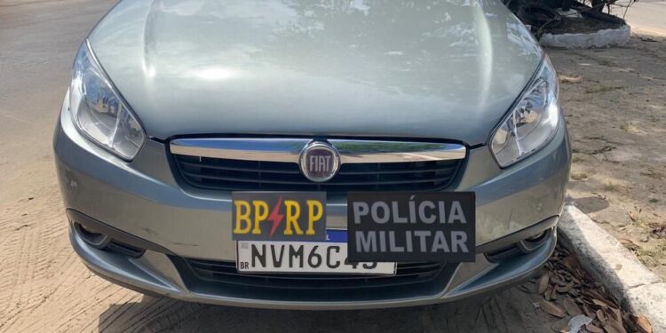 Oito pessoas são detidas em veículo roubado durante patrulhamento na Zona Norte de Aracaju