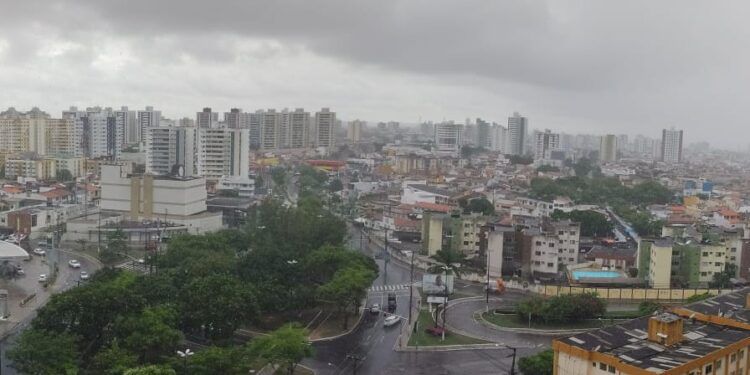 Defesa Civil emite alerta para possibilidade de chuva intensa nas próximas 48h