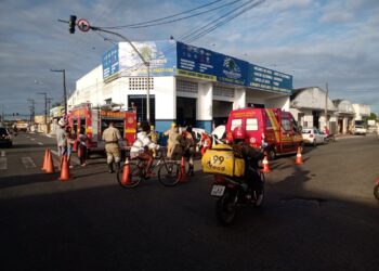 Vítima fica presa às ferragens após acidente em cruzamento de Aracaju