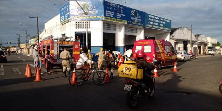 Vítima fica presa às ferragens após acidente em cruzamento de Aracaju