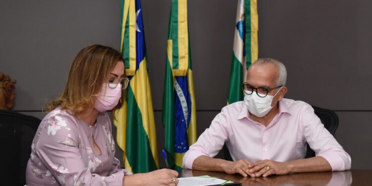 Edvaldo viaja para evento em Dubai e Katarina Feitoza assume interinamente gestão de Aracaju